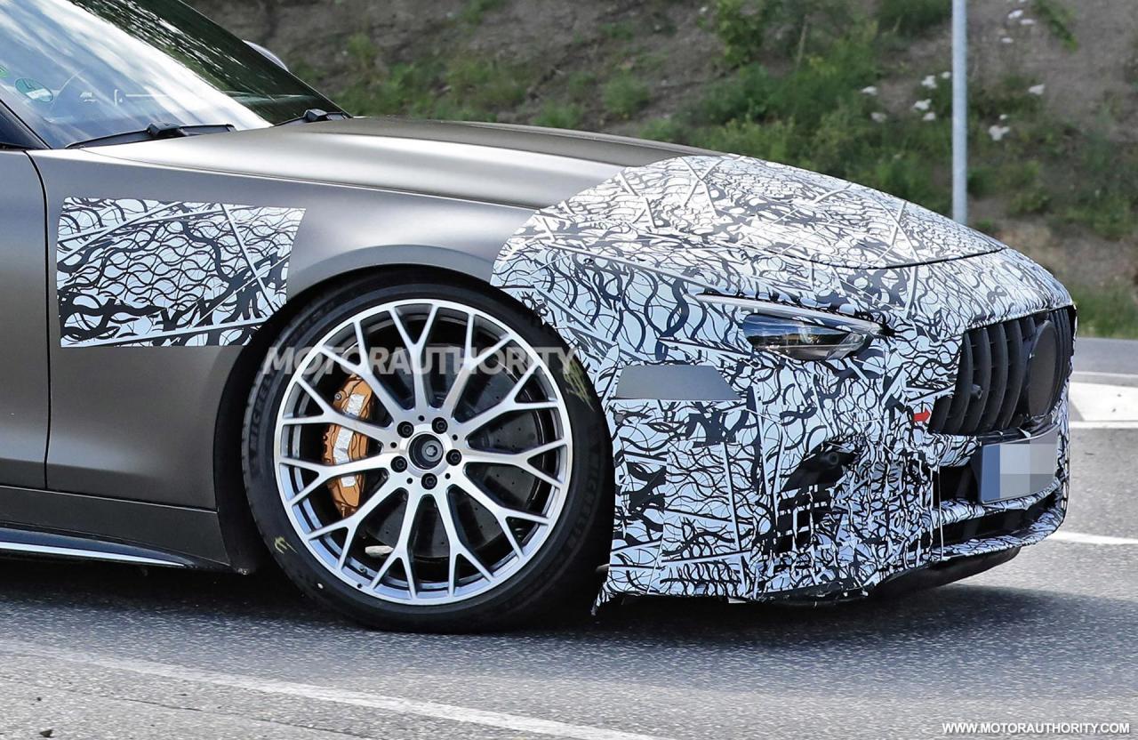 2022-mercedes-benz-amg-sl-roadster-spy-shots--photo-credits-baldauf-sb-medien_100800633_h.jpg