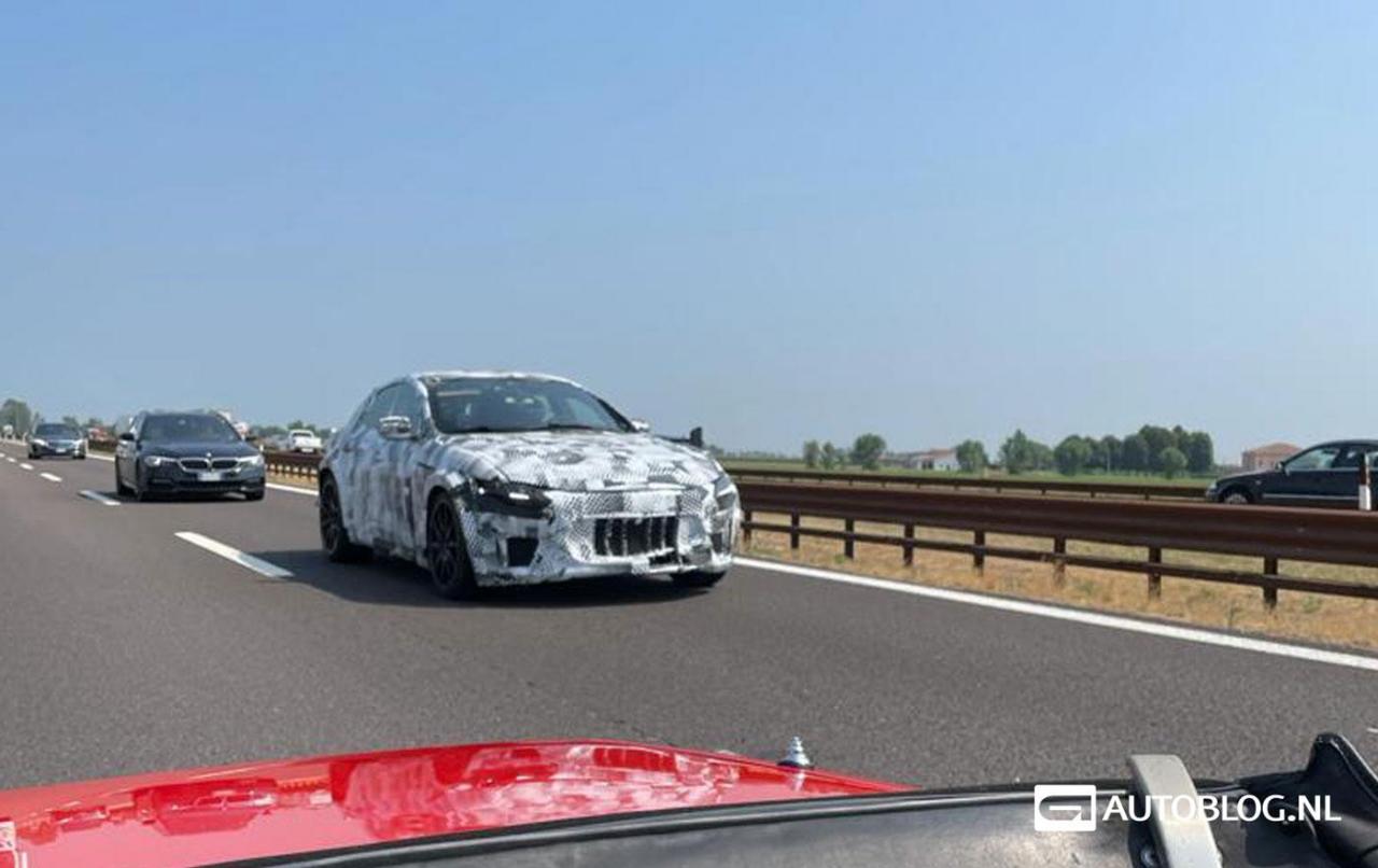 Ferrari-Purosangue-mule-3.thumb.jpg.86a5f148b032b16f2dd05d5325381438.jpg