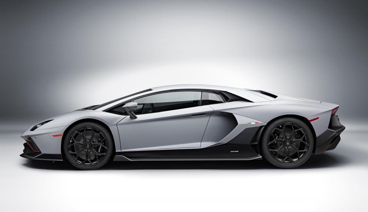 Lamborghini_Aventador_Ultimae_12.jpg