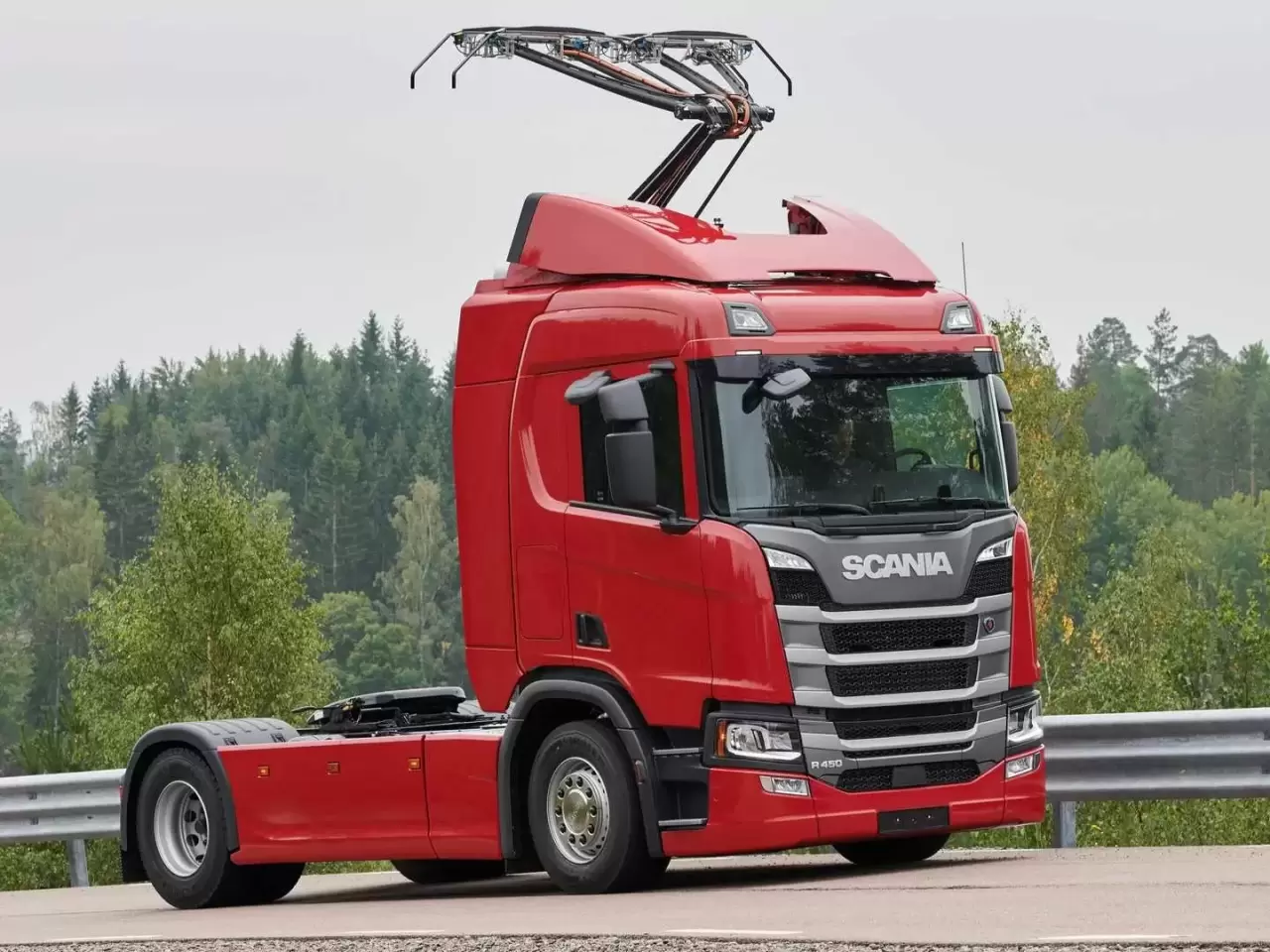 copertina-scania-e-autostrada-elettrica.thumb.webp.7e61819076f086965b71e96a95589093.webp