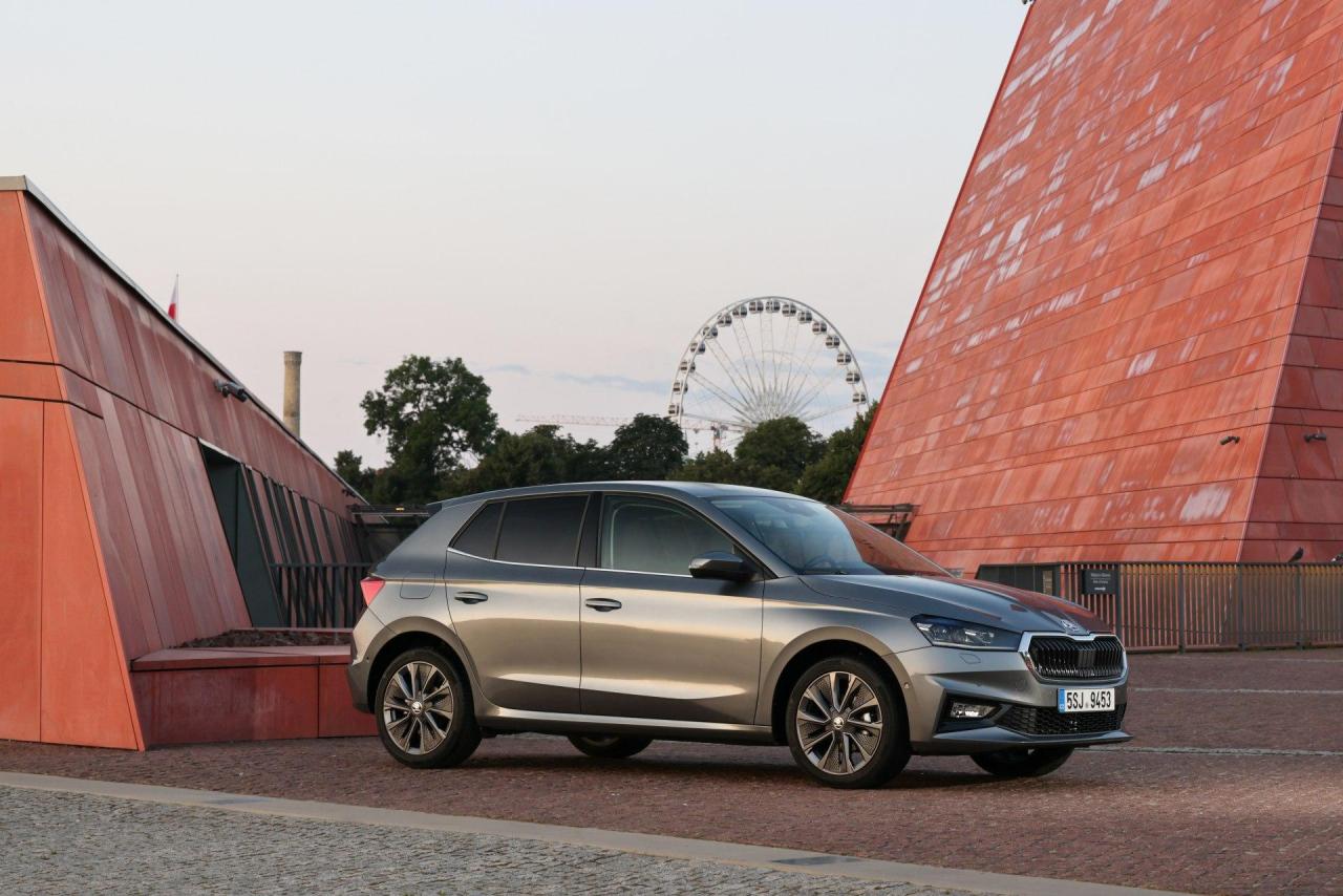 18_skoda_fabia_ml_graphite_grey-1920x1281.thumb.jpg.d6842160331f66e35439a1e5321c48c6.jpg