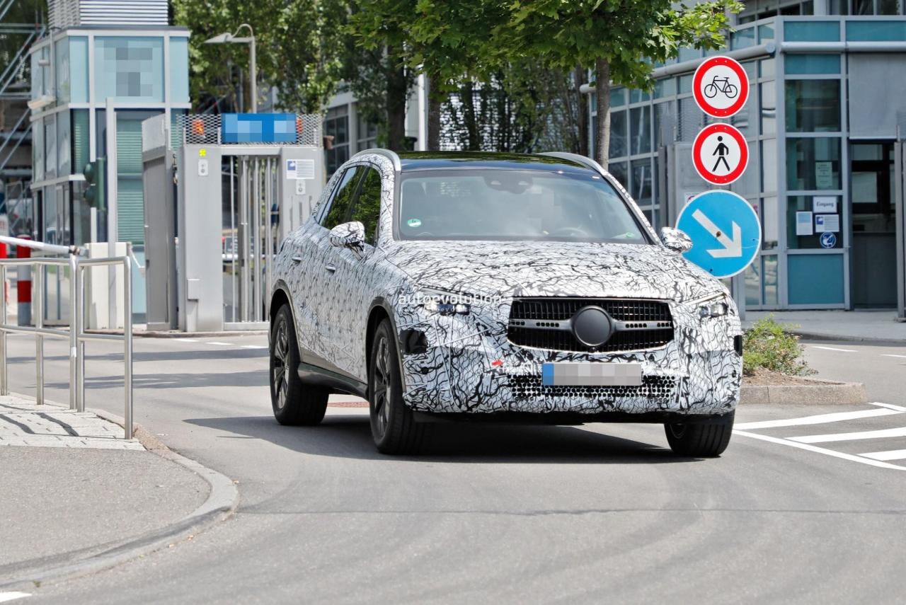 2022-mercedes-benz-glc-spied-with-evolutionary-design-cues_1.jpg