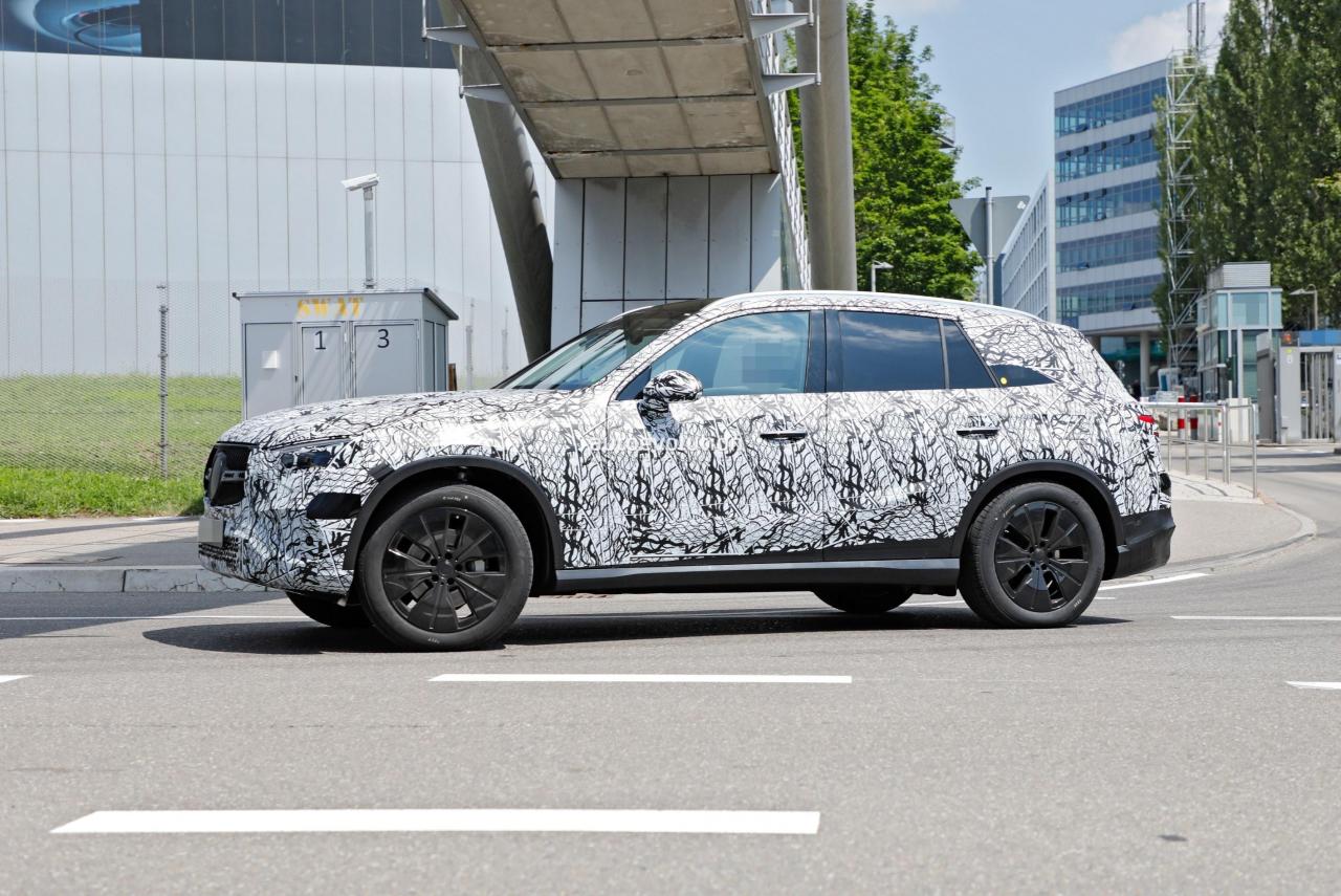 2022-mercedes-benz-glc-spied-with-evolutionary-design-cues_7.jpg