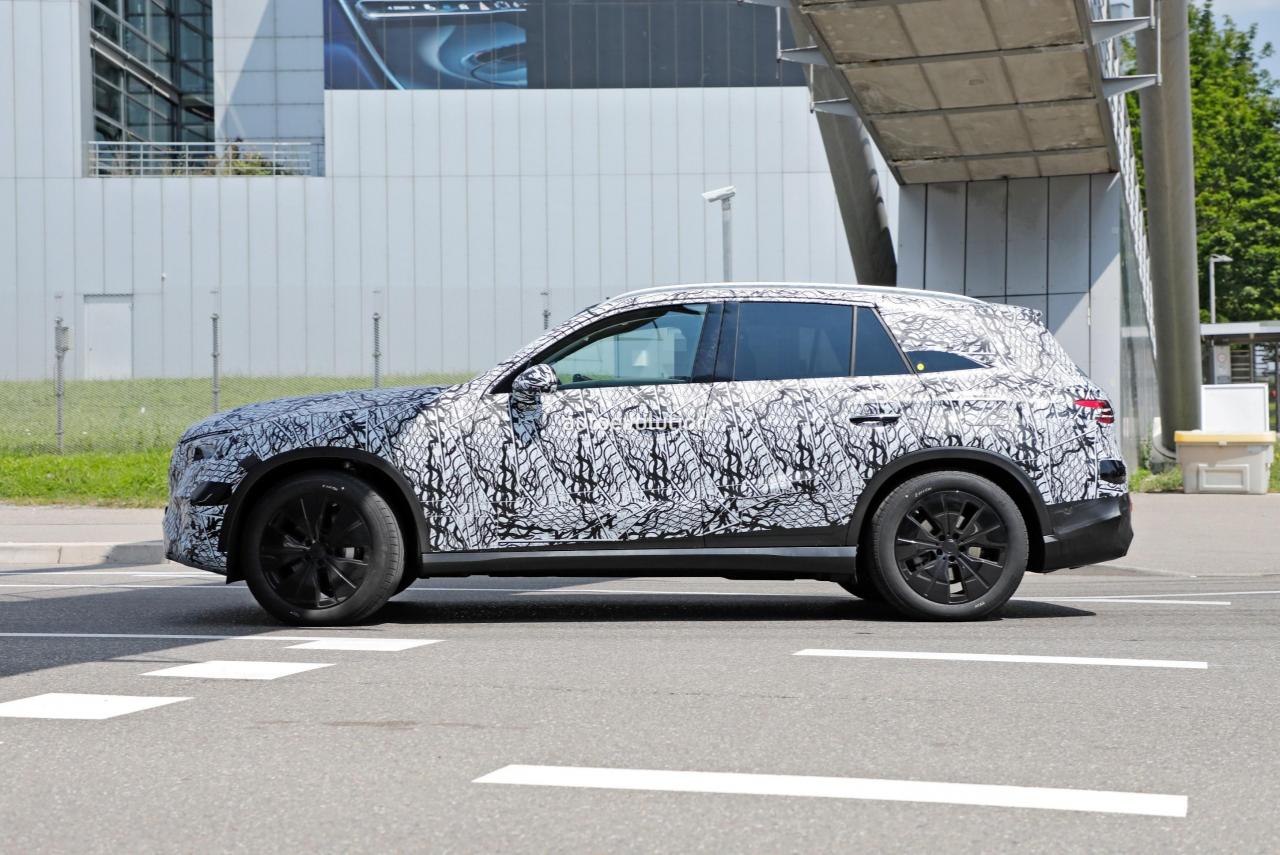2022-mercedes-benz-glc-spied-with-evolutionary-design-cues_8.jpg
