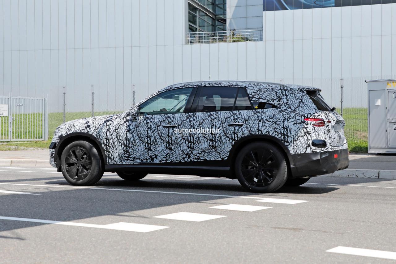 2022-mercedes-benz-glc-spied-with-evolutionary-design-cues_9.jpg