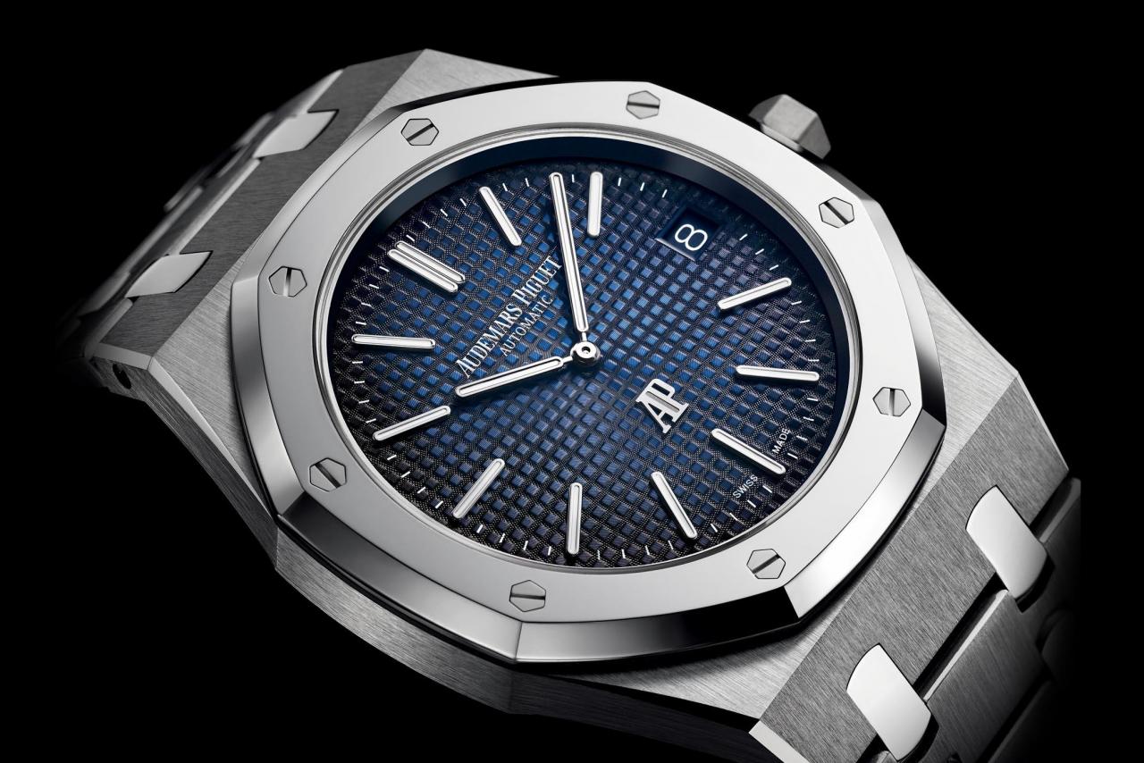 Audemars-Piguet-Royal-Oak-Jumbo-Extra-Thin-15202IP-titanium-smoked-blue-dial-SIHH-2018-5.jpg