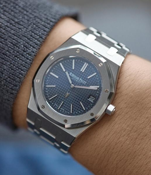 Audemars_Piguet_15202ST_1204ST_Royal_Oak_Jumbo_steel_watch_at_A_Collected_Man_London5_grande.jpg
