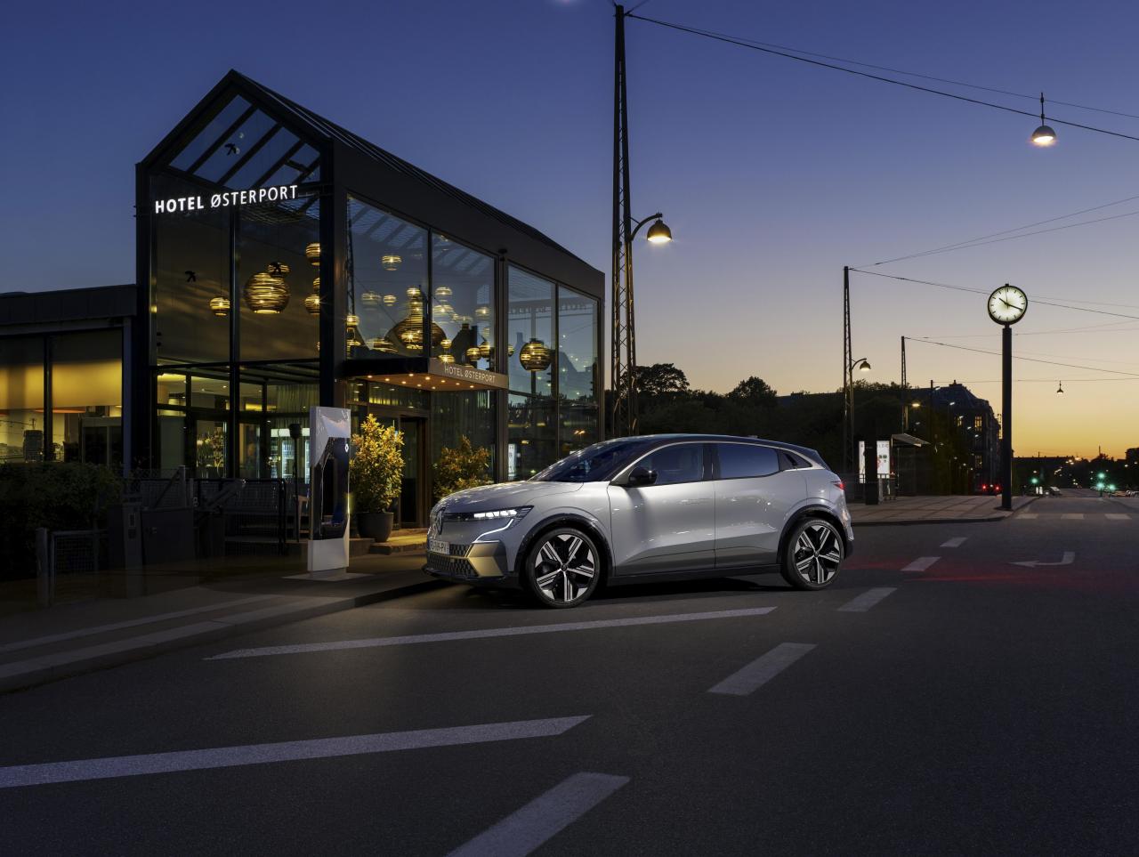 2021 - New Renault Mgane E-TECH Electric - Urban (9).jpg
