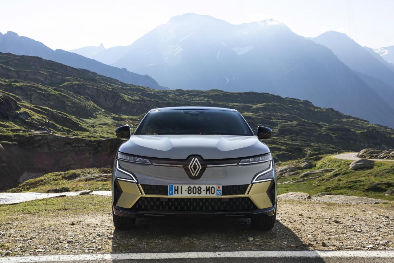 2021 - New Renault Mgane E-TECH Electric - Nature (7).jpg