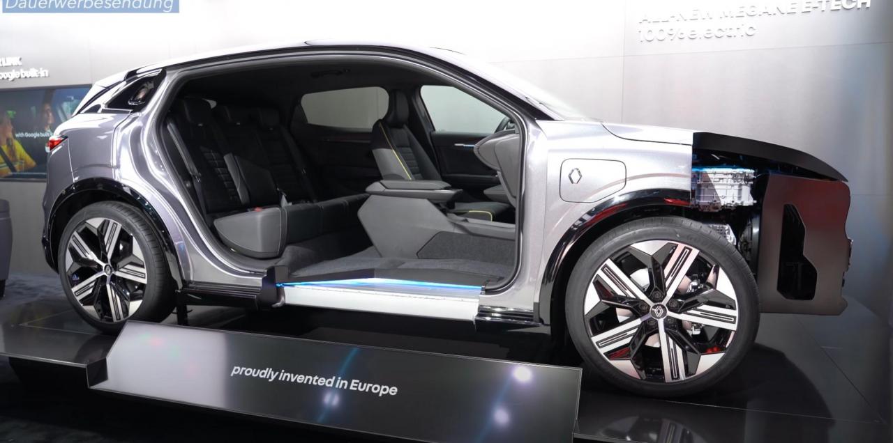 megane elettrica spazio interno.jpg