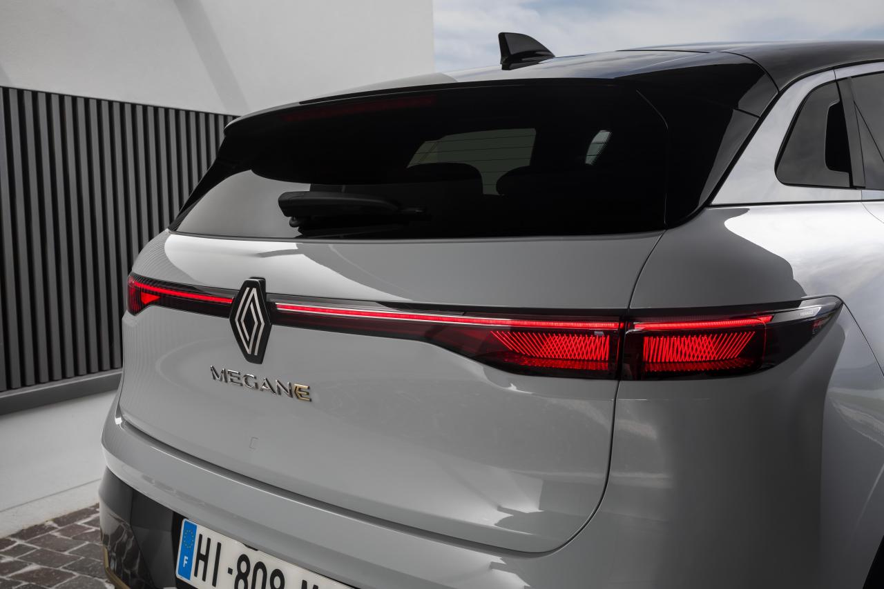 2021 - New Renault Mgane E-TECH Electric - Urban (18).jpg