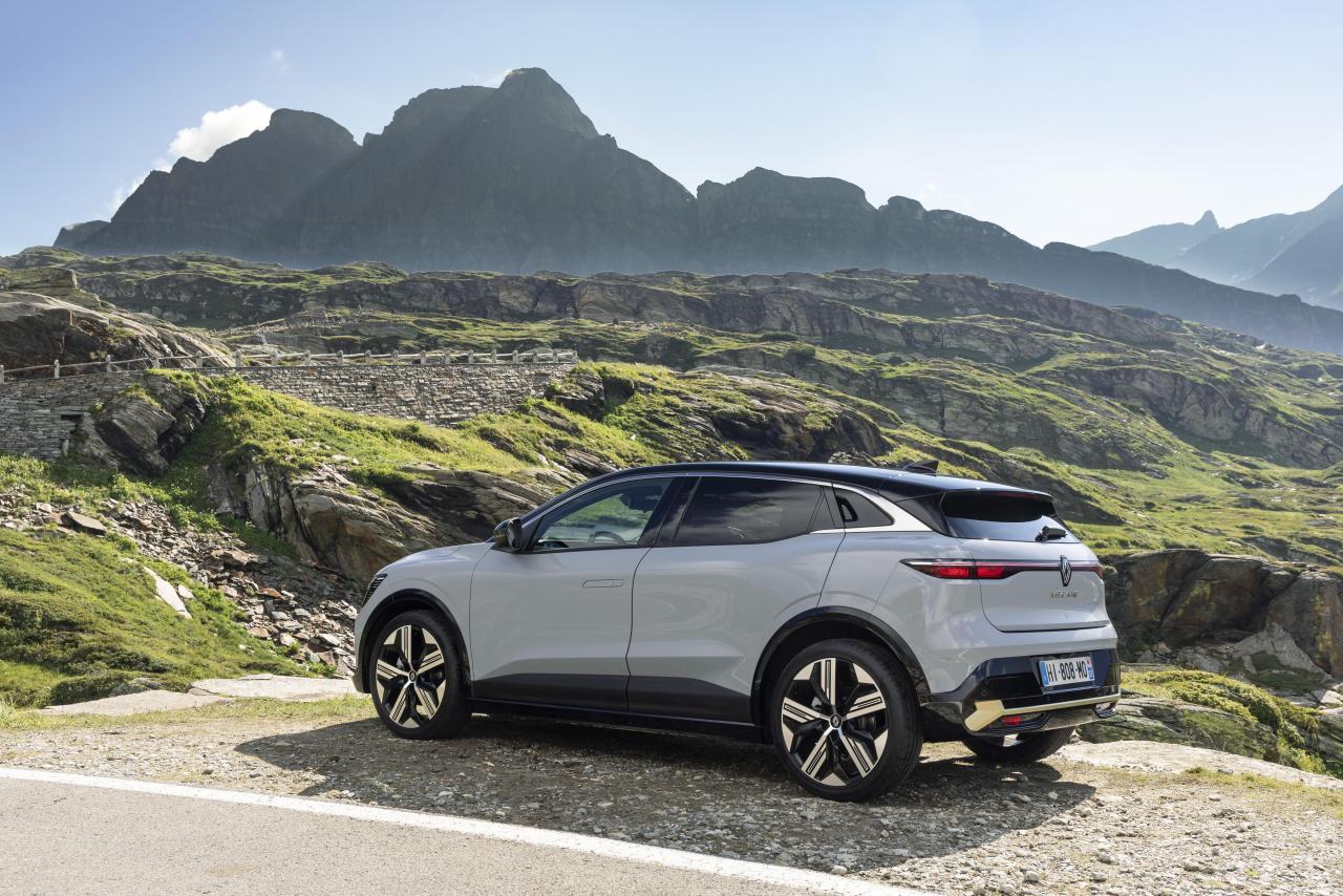 2021 - New Renault Mgane E-TECH Electric - Nature (9).jpg