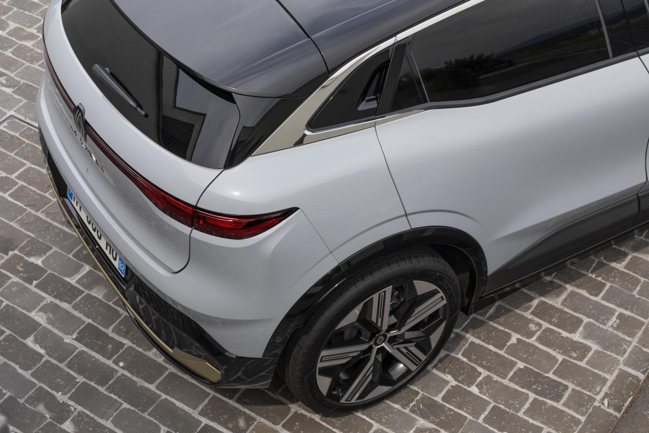 2021 - New Renault Mgane E-TECH Electric - Urban (19).jpg