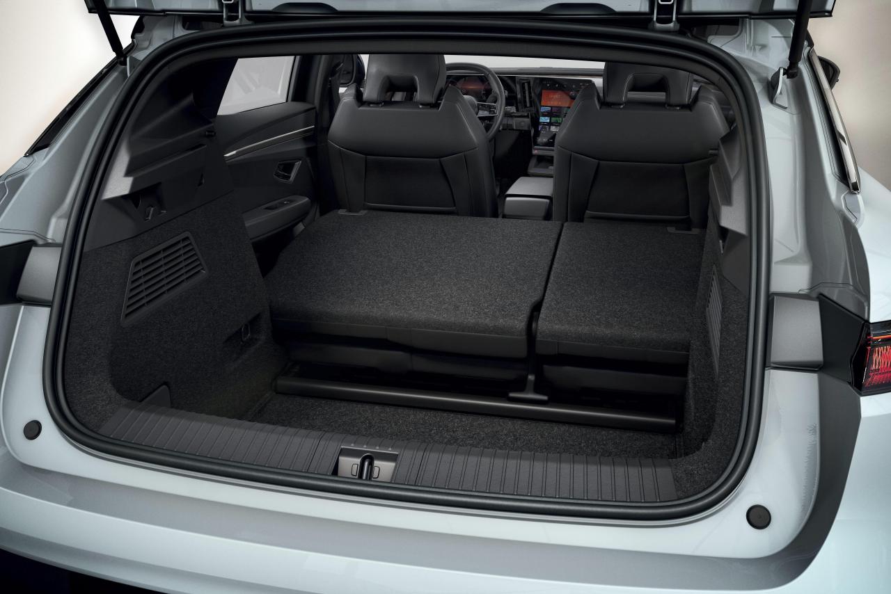 2021 - New Renault Mgane E-TECH Electric - Studio (20).jpg