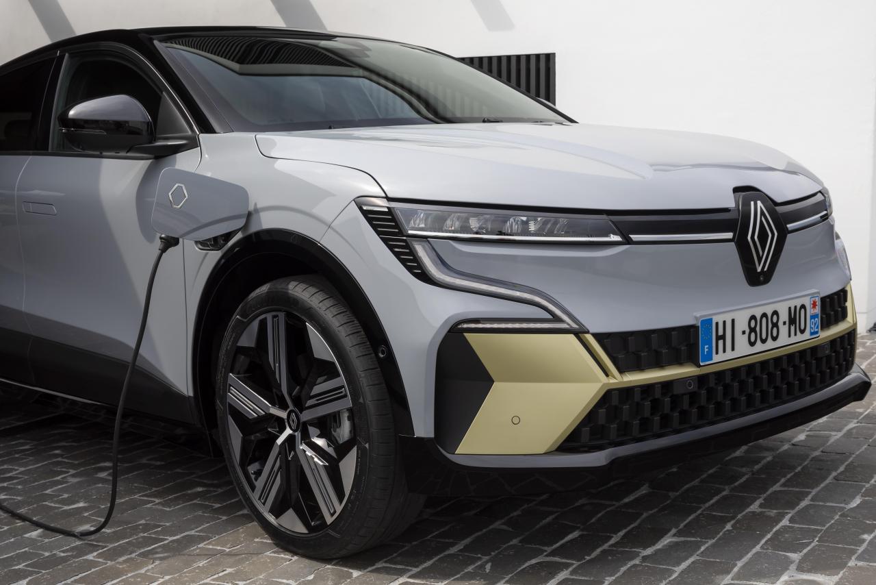 2021 - New Renault Mgane E-TECH Electric - Urban (8).jpg