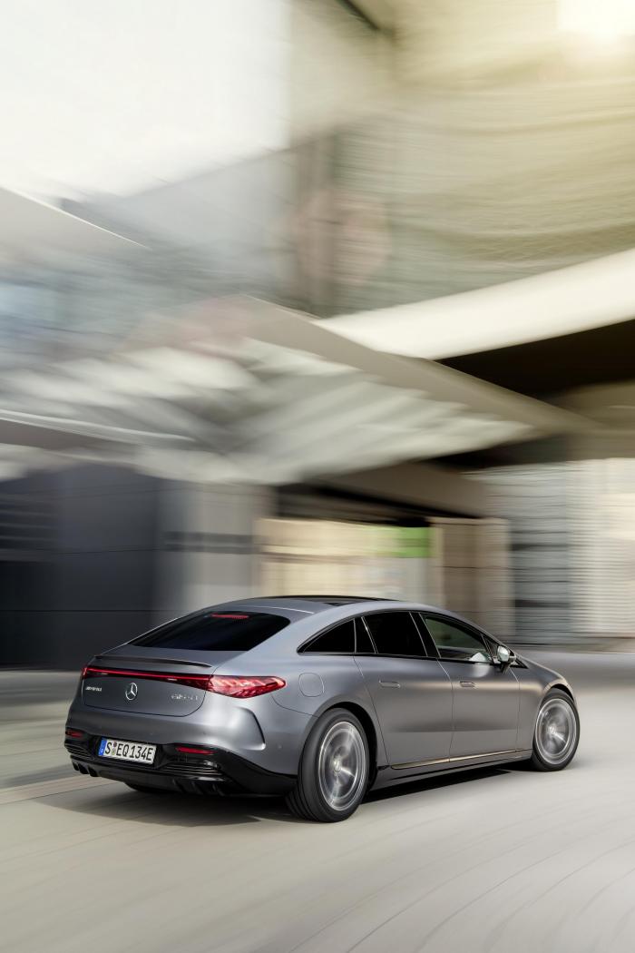 2022-Mercedes-AMG-EQS-53-13.jpg
