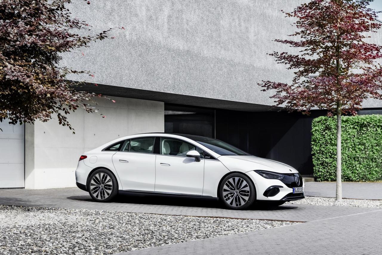 2022-Mercedes-Benz-EQE-46.jpg