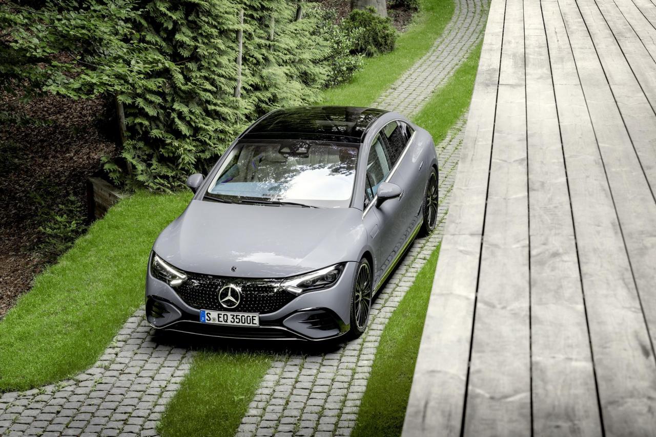 2022-Mercedes-Benz-EQE-70.jpg