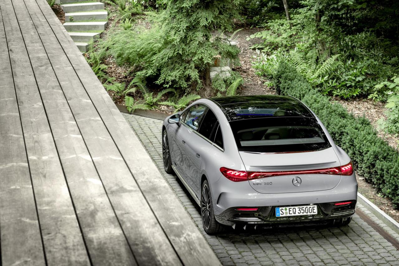 2022-Mercedes-Benz-EQE-71.jpg