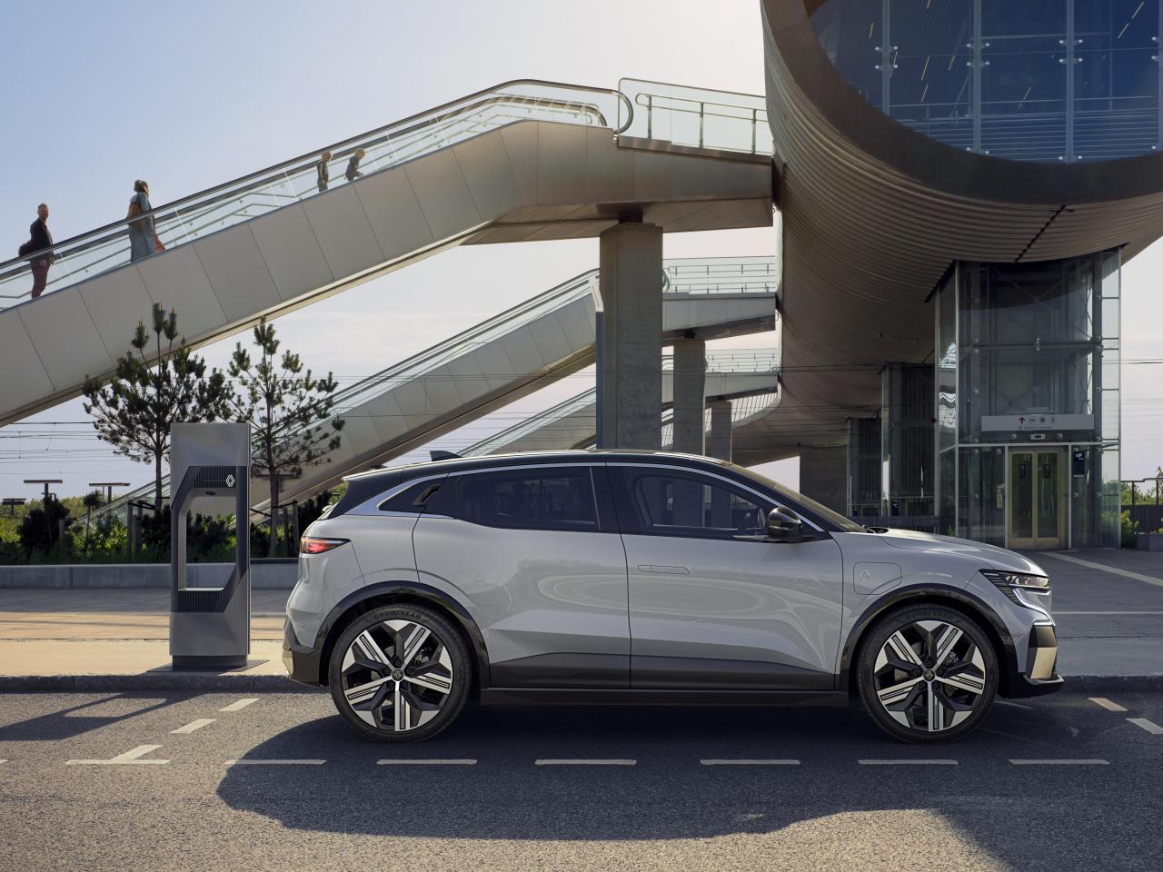 2021 - New Renault Mgane E-TECH Electric - Urban (3).jpg