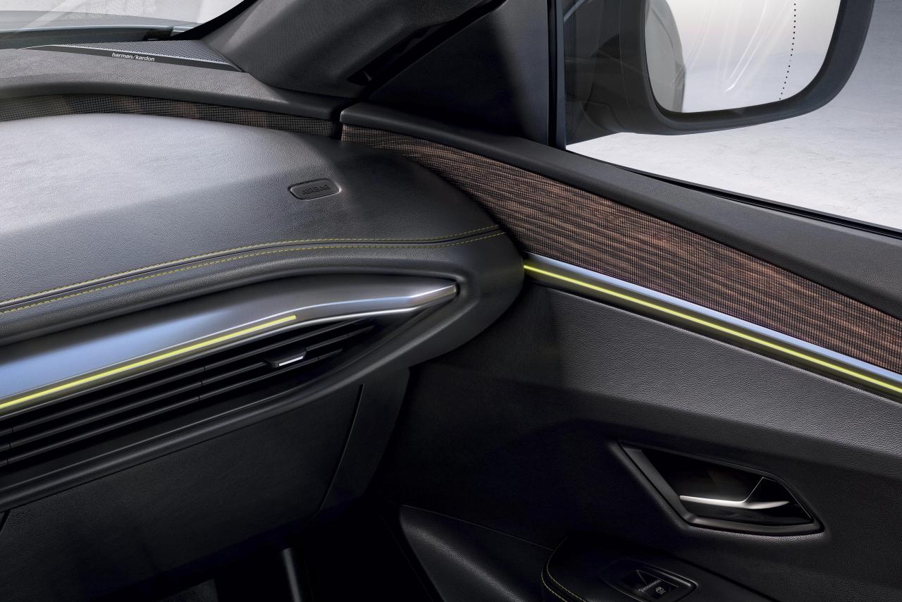 2021 - New Renault Mgane E-TECH Electric - Studio (19).jpg