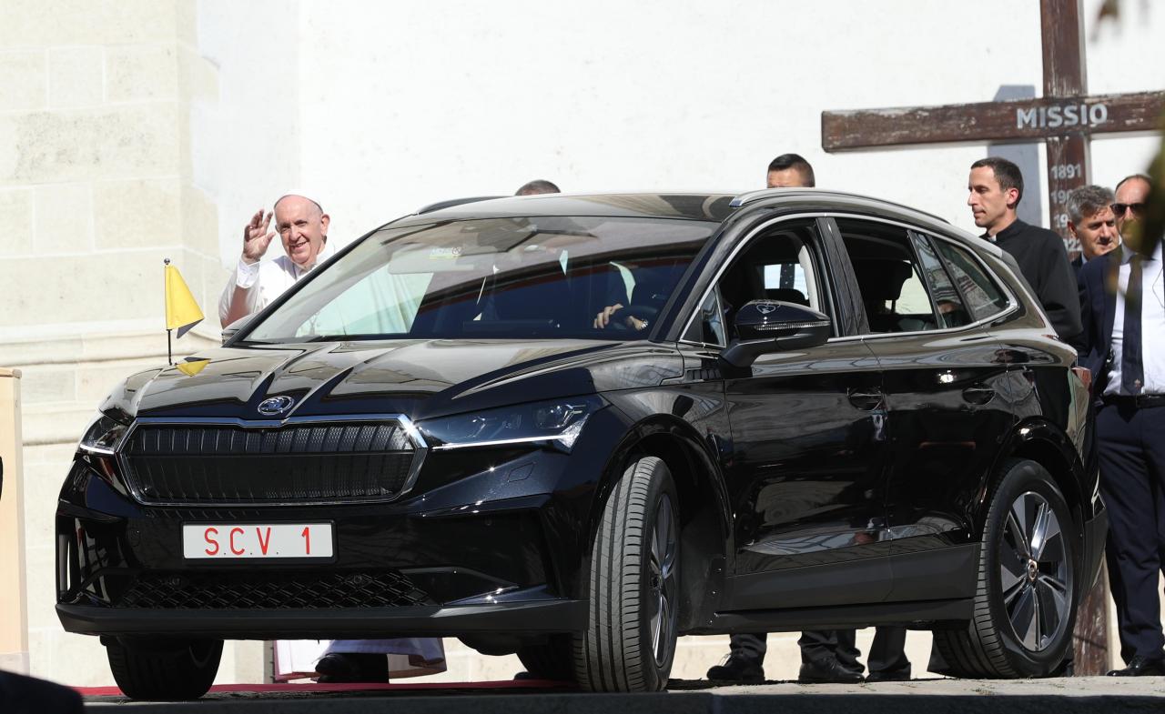 210913_pope-francis-travels-in-skoda-enyaq-iv-1.thumb.jpg.764a9876e22de5c29aed9b9e49cf3f4b.jpg