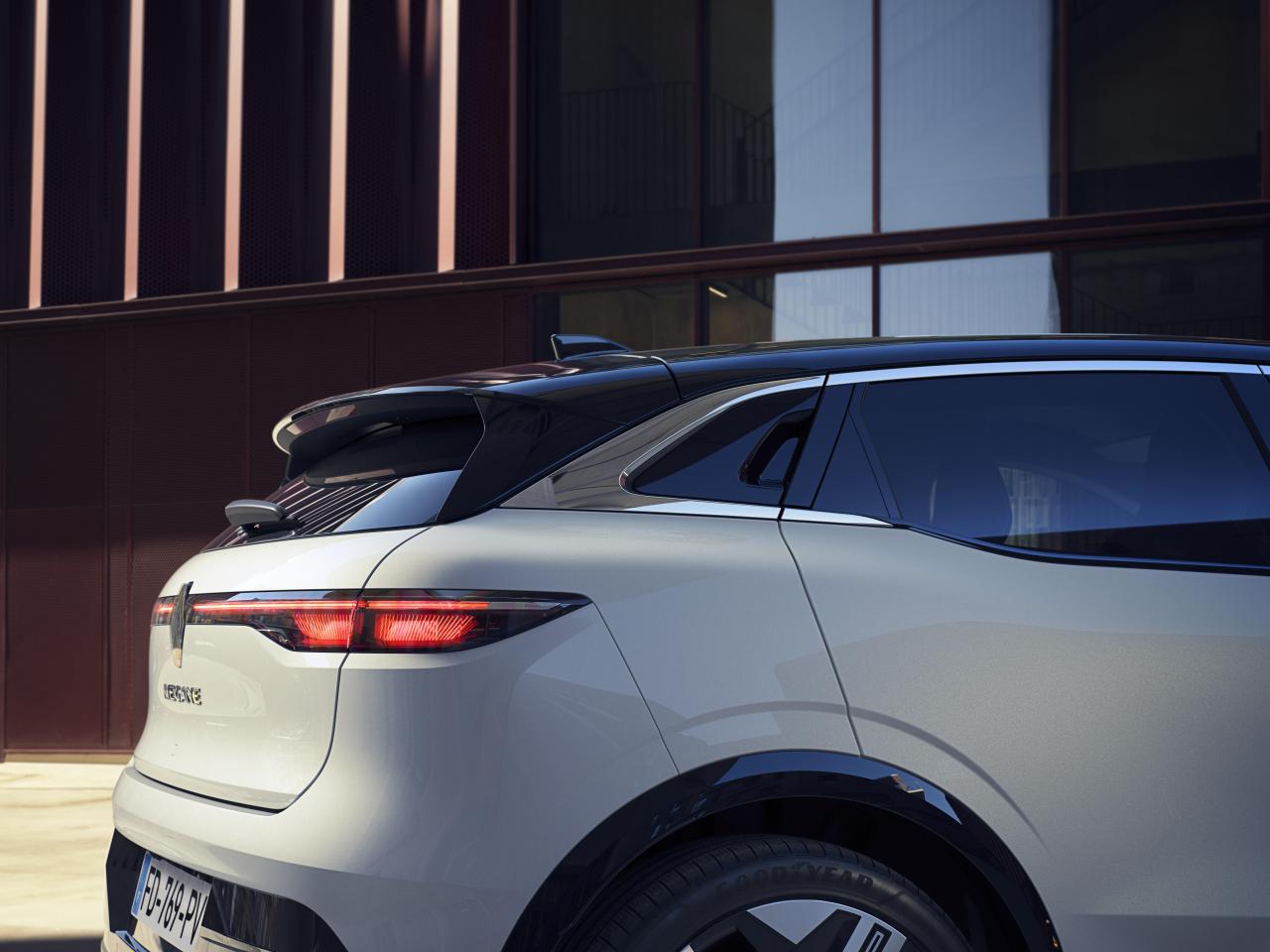 2021 - New Renault Mgane E-TECH Electric - Urban (6).jpg