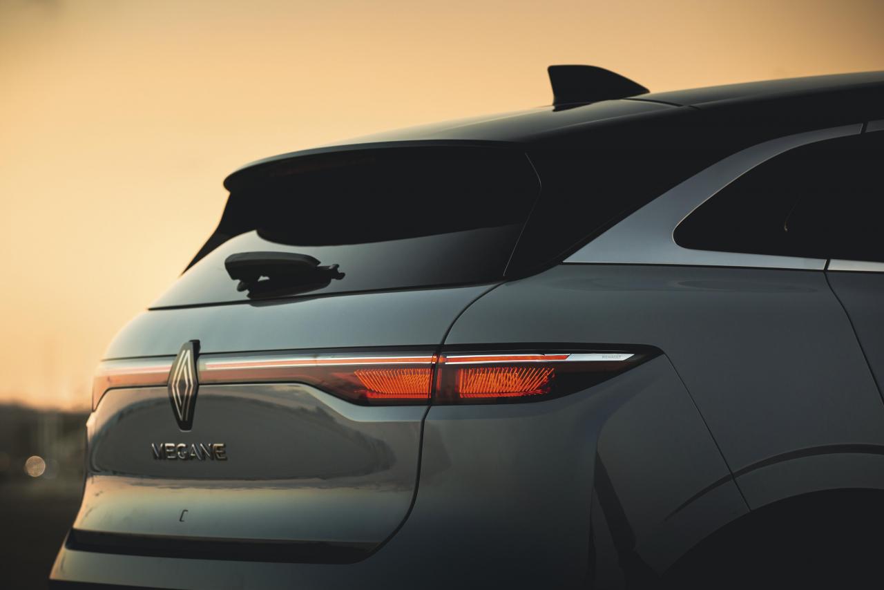 2021 - New Renault Mgane E-TECH Electric - Nature (16).jpg
