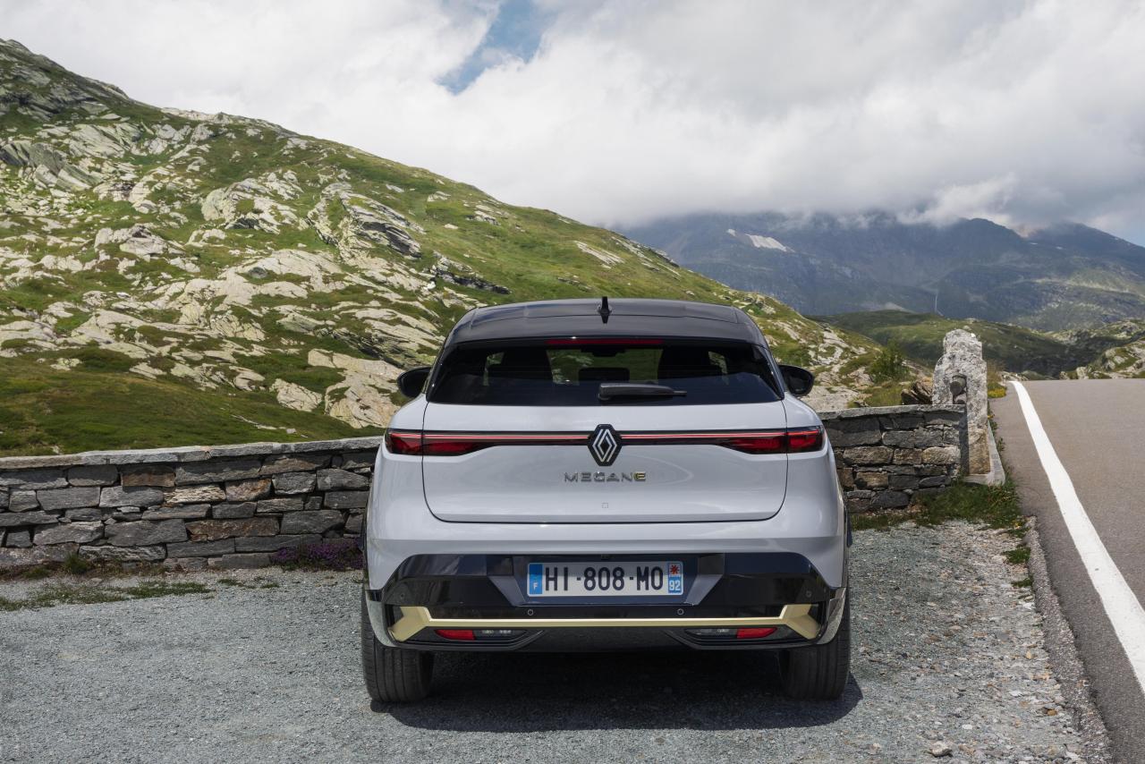 2021 - New Renault Mgane E-TECH Electric - Nature (8).jpg