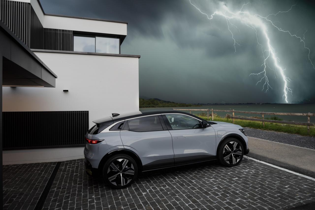 2021 - New Renault Mgane E-TECH Electric - Nature.jpg