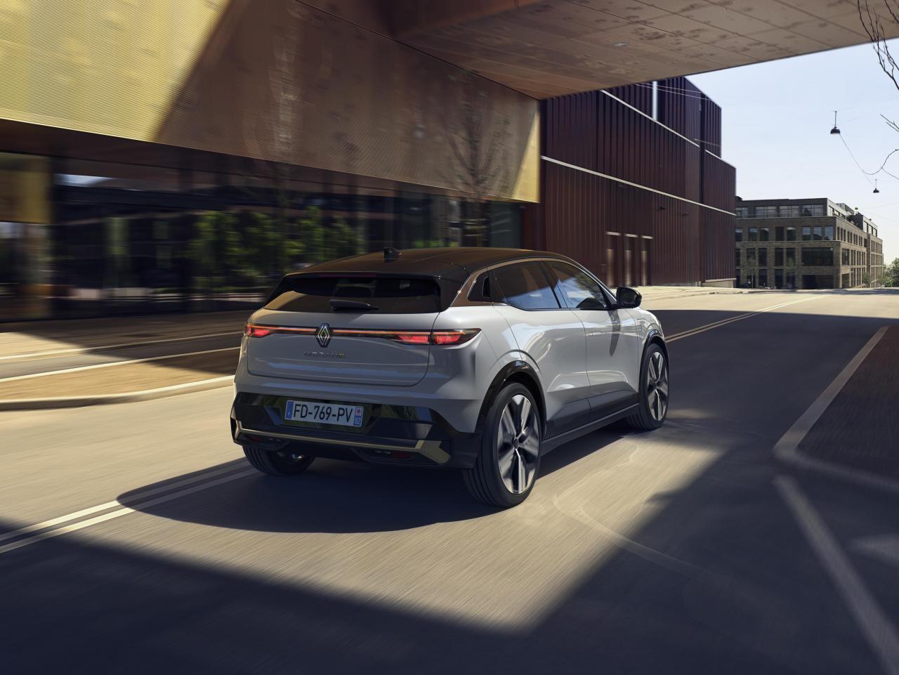 2021 - New Renault Mgane E-TECH Electric - Urban (4).jpg