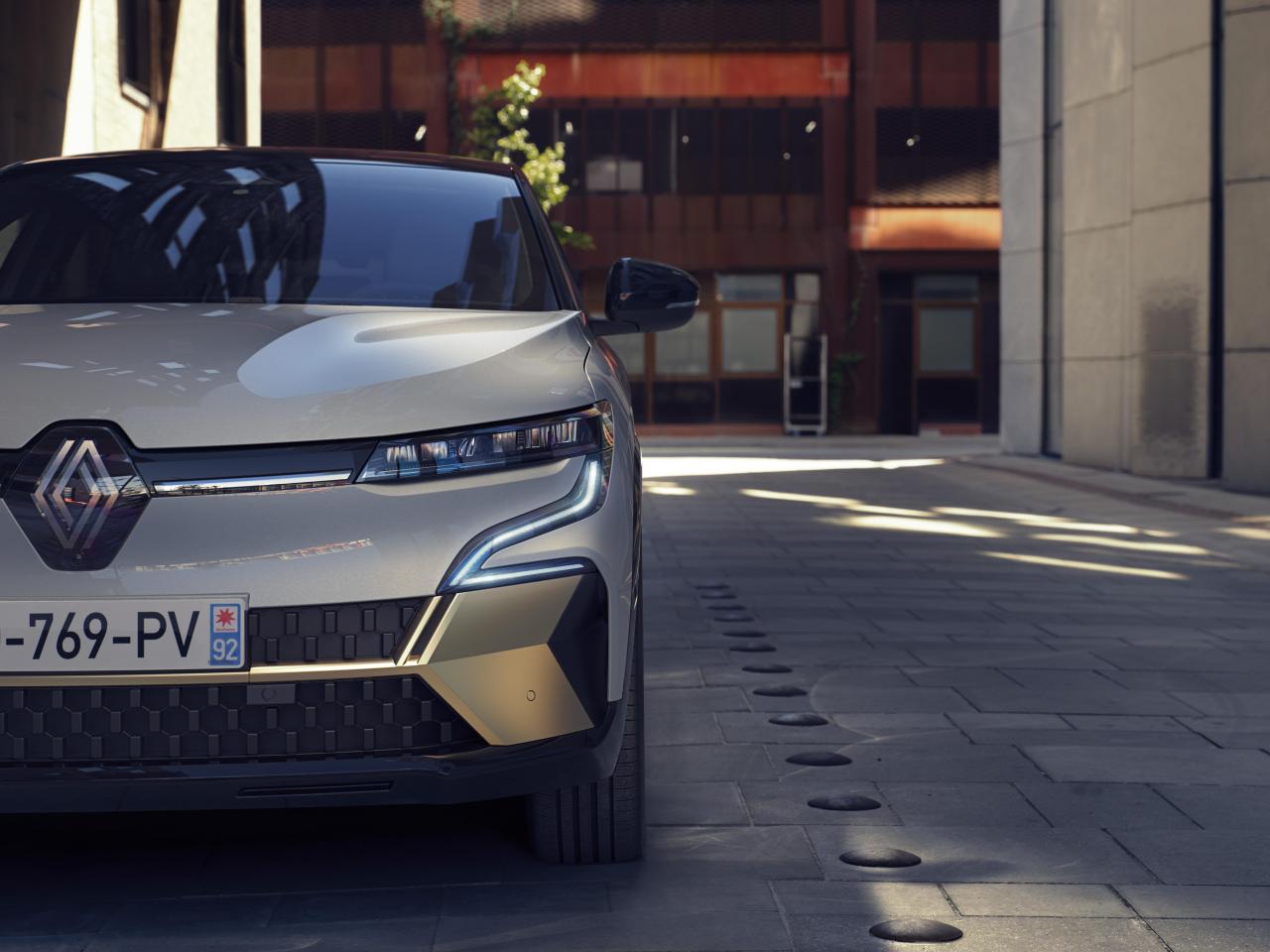 2021 - New Renault Mgane E-TECH Electric - Urban (5).jpg