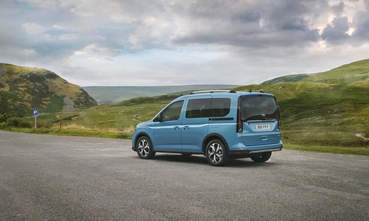 2021_FORD_TOURNEOCONNECT_ACTIVE_04.jpg