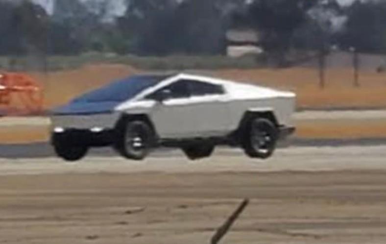 Tesla-Cybertruck-1.jpg.f0276a10888392992d45bc4293597eed.jpg