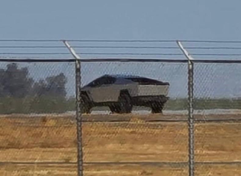 Tesla-Cybertruck-2.jpg.ace0f9d85fdffb60e3c114d1f546e3fb.jpg