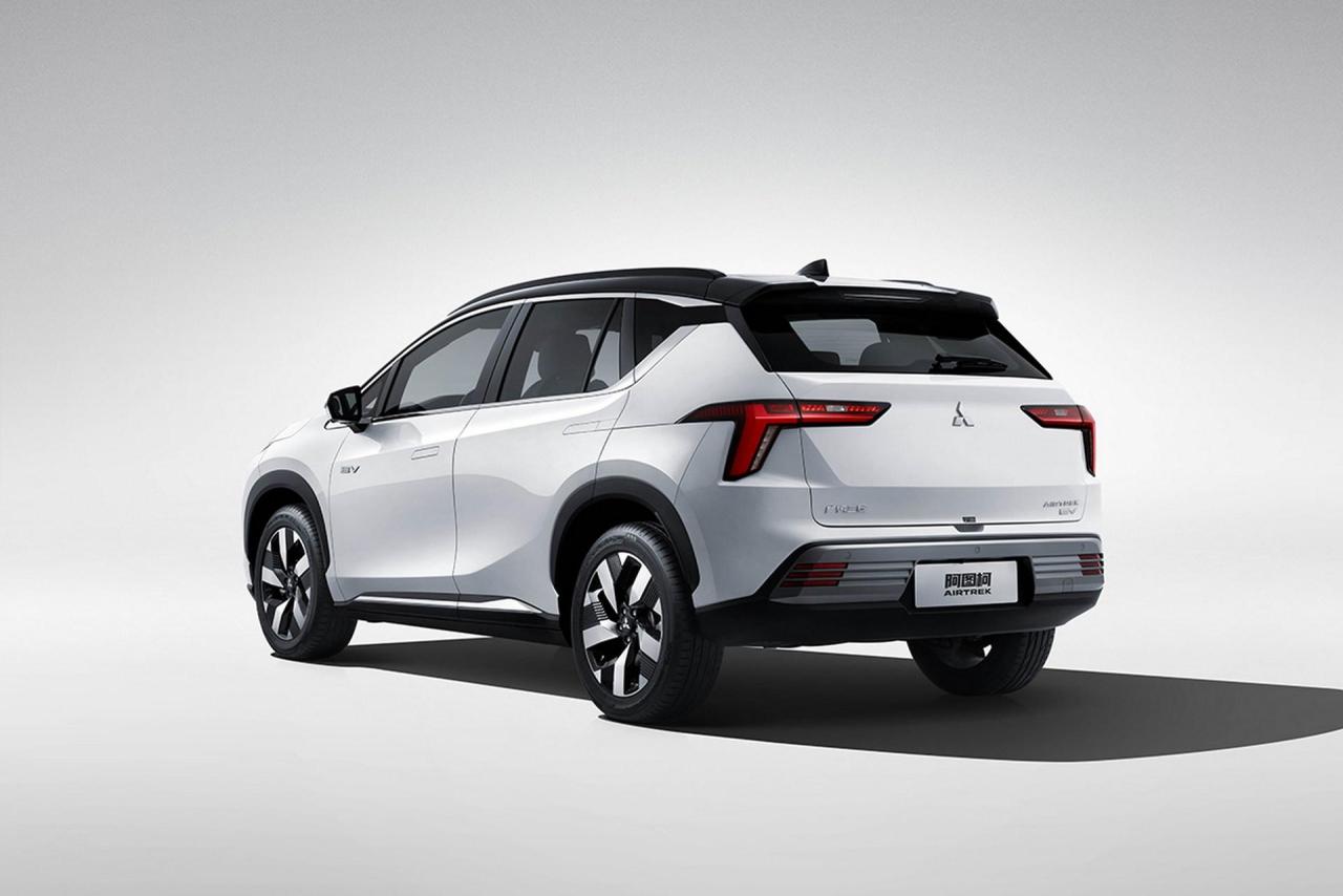 2022-Mitsubishi-Airtrek-2.jpg