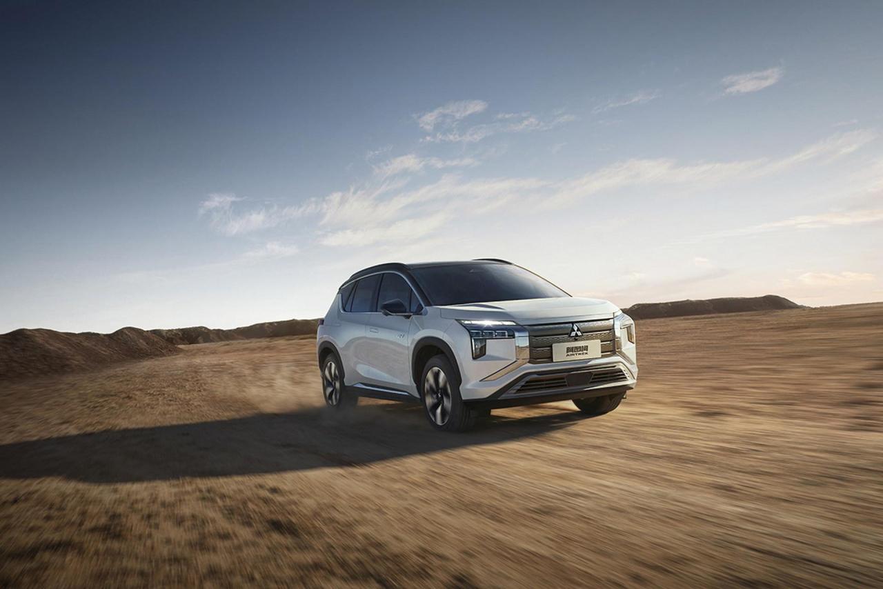 2022-Mitsubishi-Airtrek-3.jpg