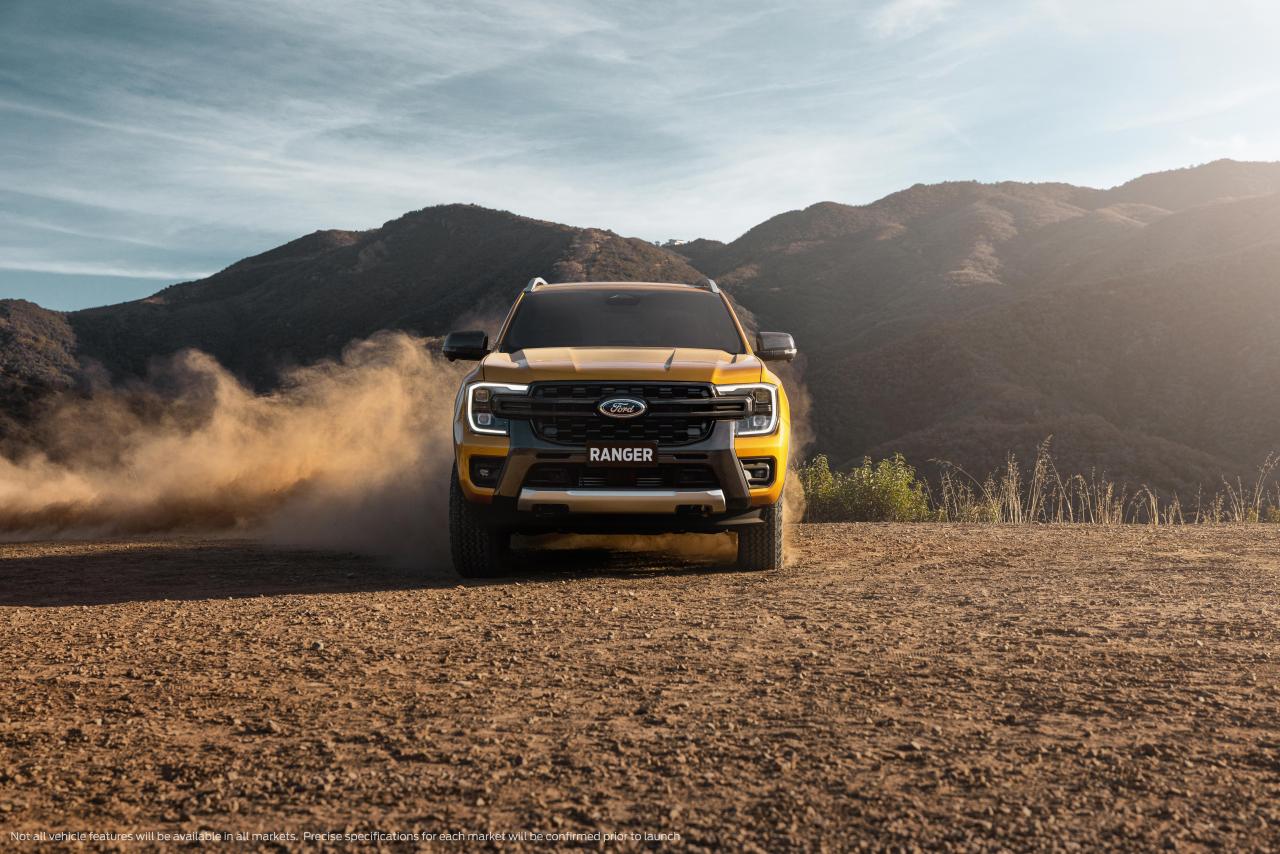 NextGenRanger_Wildtrak_head on_sand.jpg