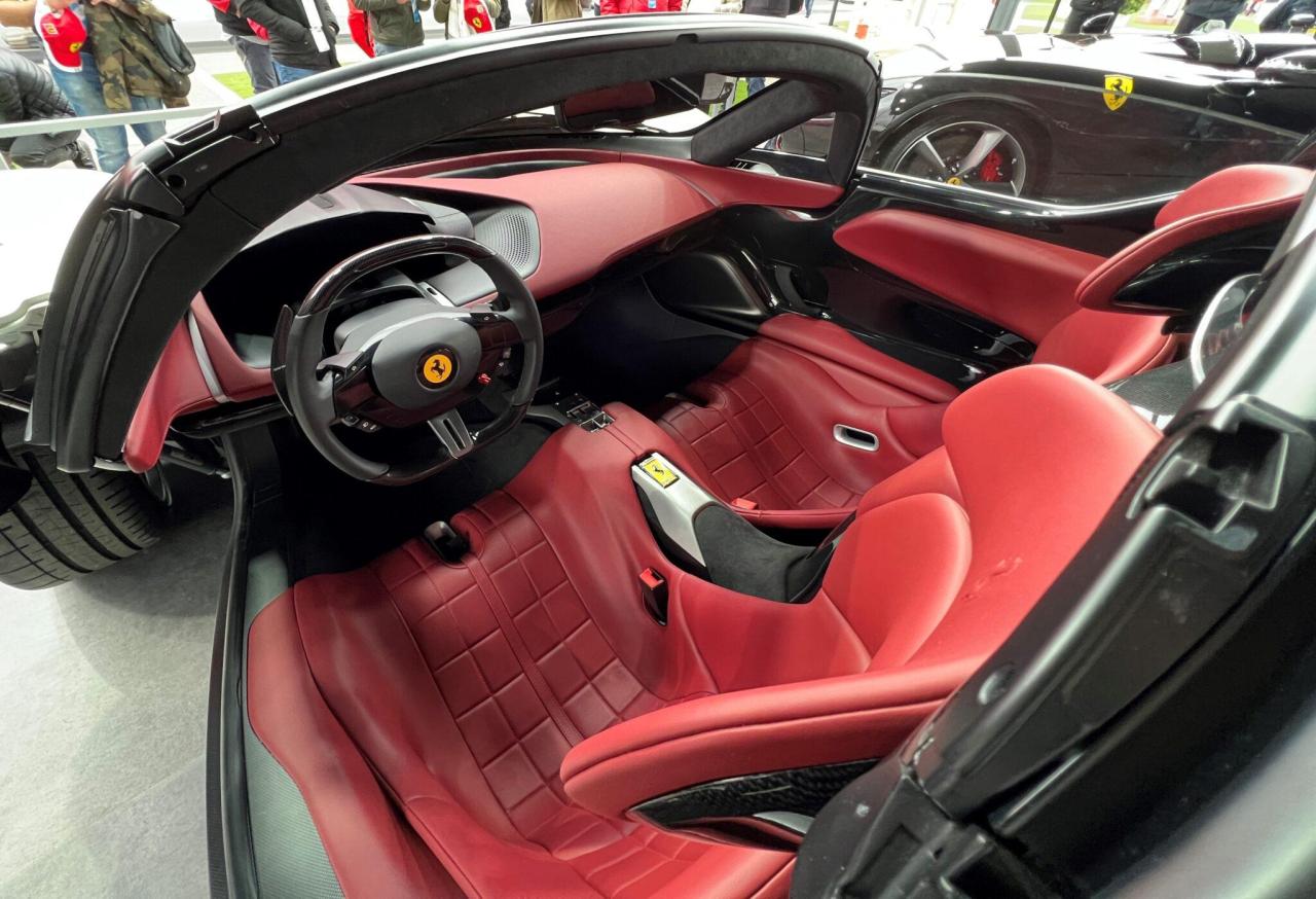 Ferrari-Daytona-Interni-rosso-2048x1398.jpg