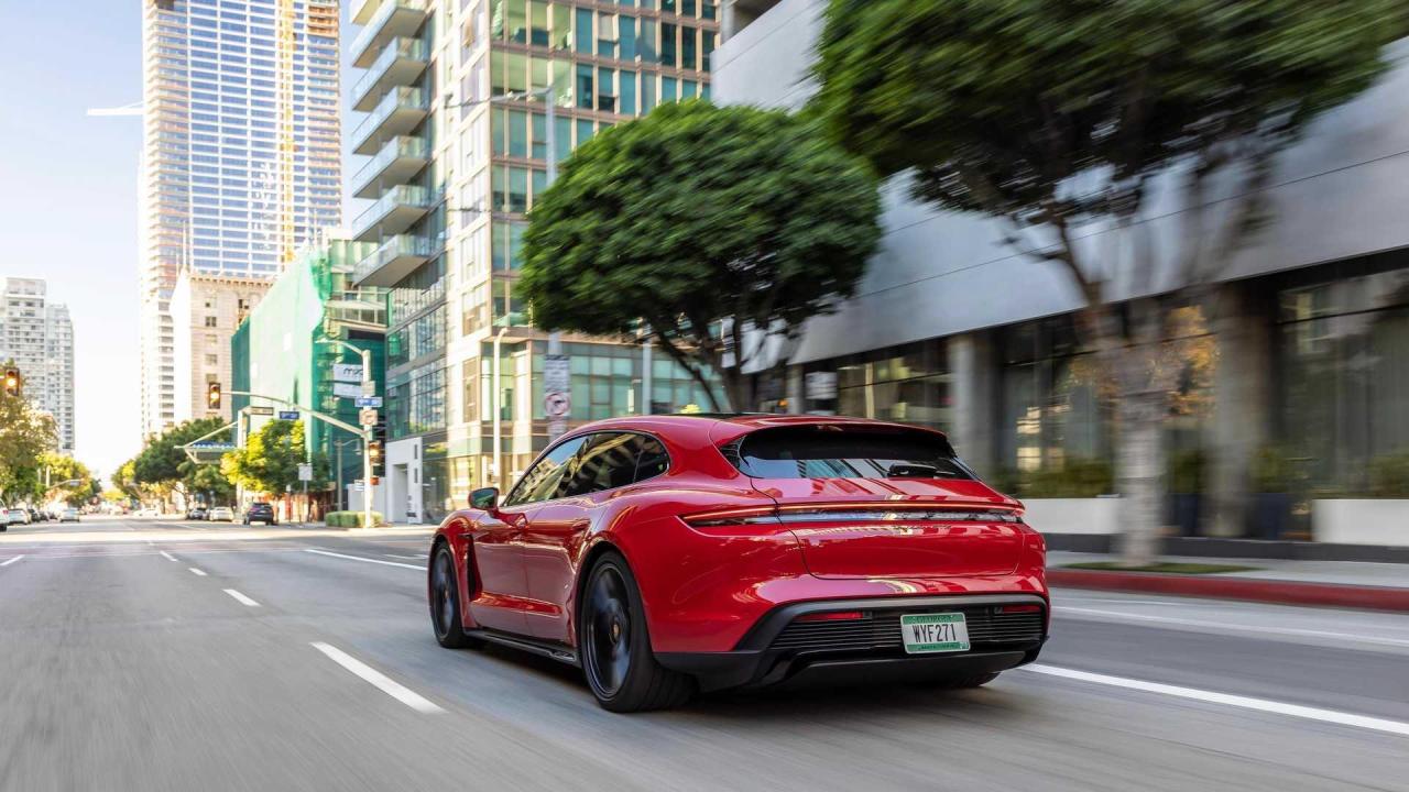 2022-porsche-taycan-gts-sport-turismo (7).jpg