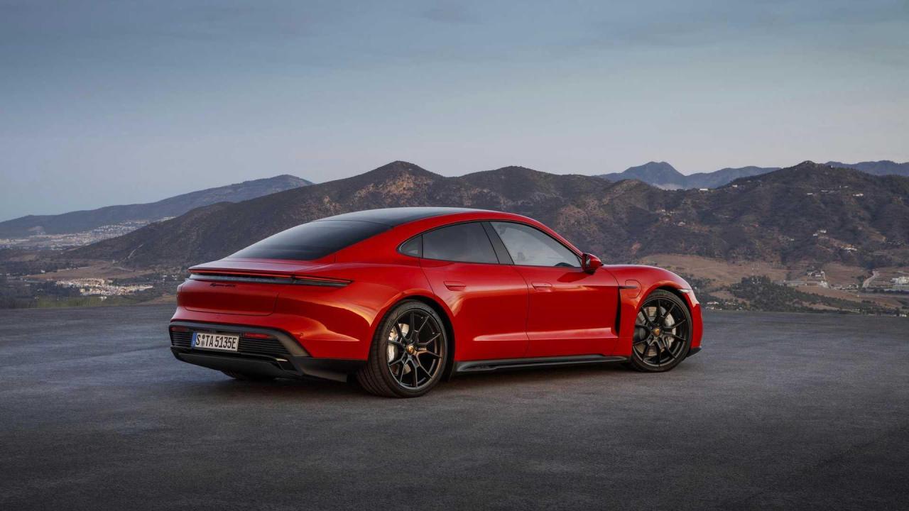 2022-porsche-taycan-gts-sedan (11).jpg