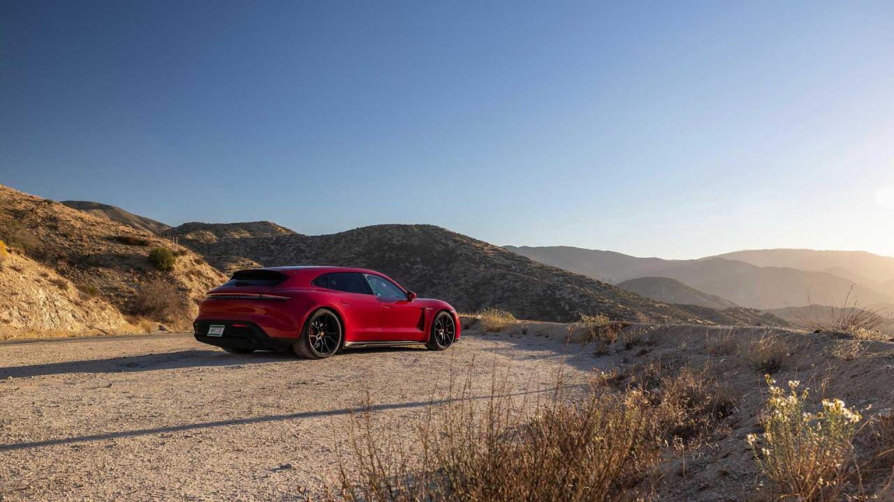 2022-porsche-taycan-gts-sport-turismo (10).jpg