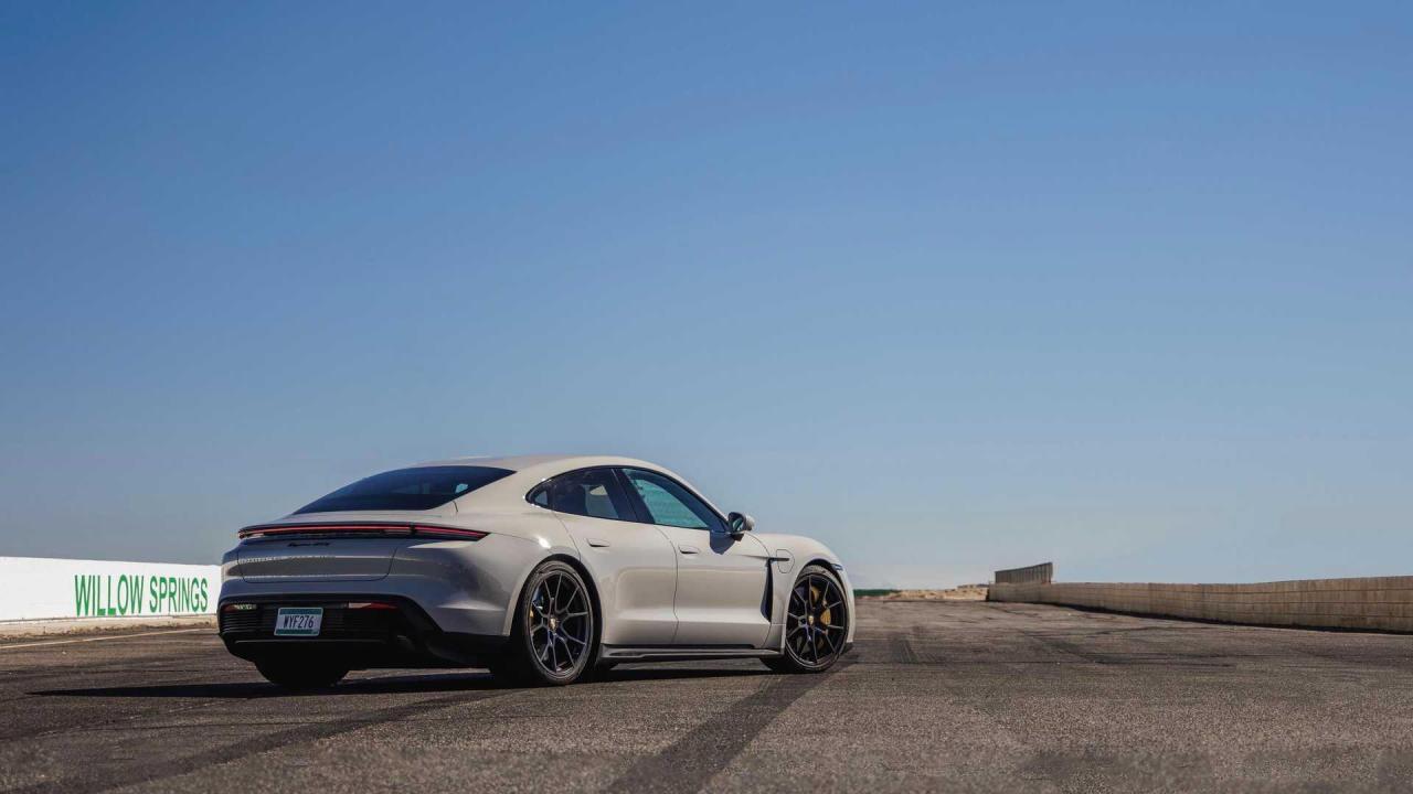 2022-porsche-taycan-gts-sedan (3).jpg