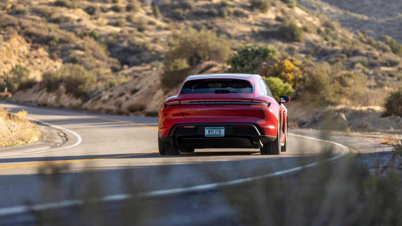 2022-porsche-taycan-gts-sport-turismo (12).jpg