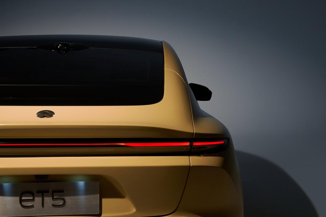 2023-Nio-ET5-Electric-Sedan-17.jpg
