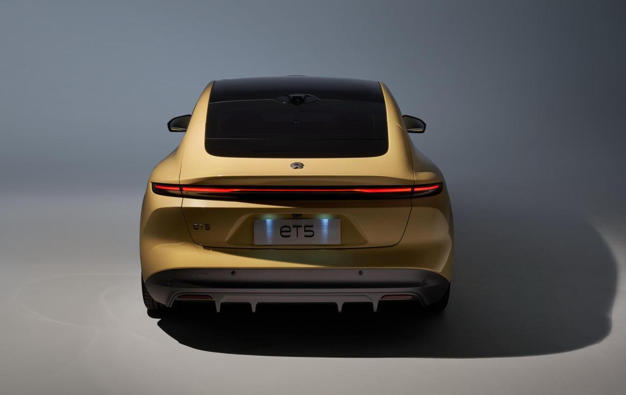 2023-Nio-ET5-Electric-Sedan-20.jpg