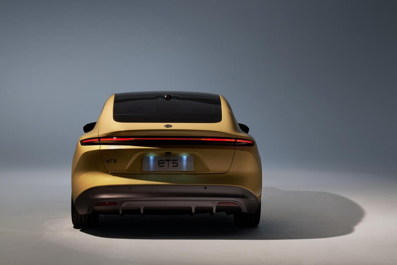 2023-Nio-ET5-Electric-Sedan-21.jpg