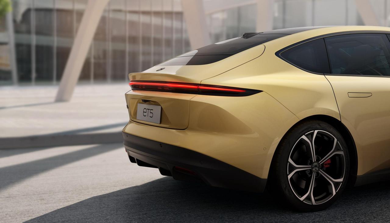 2023-Nio-ET5-Electric-Sedan-6.jpg
