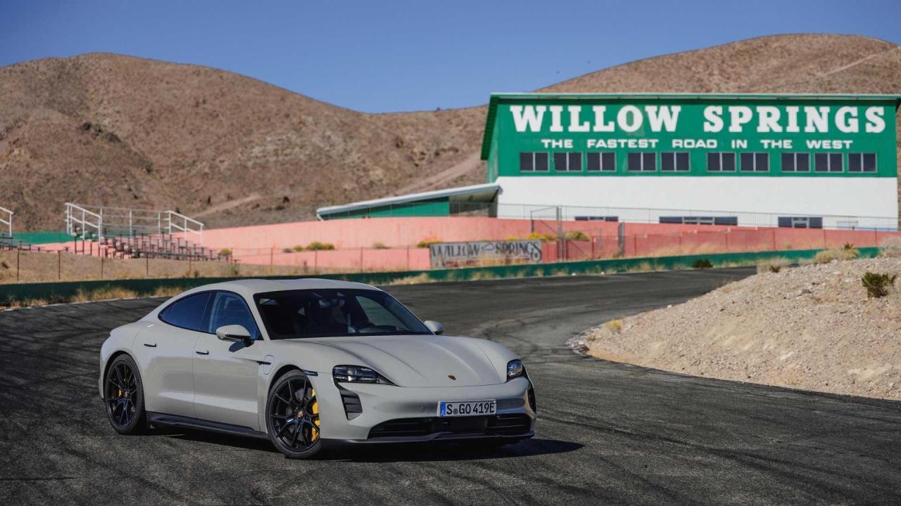 2022-porsche-taycan-gts-sedan (1).jpg