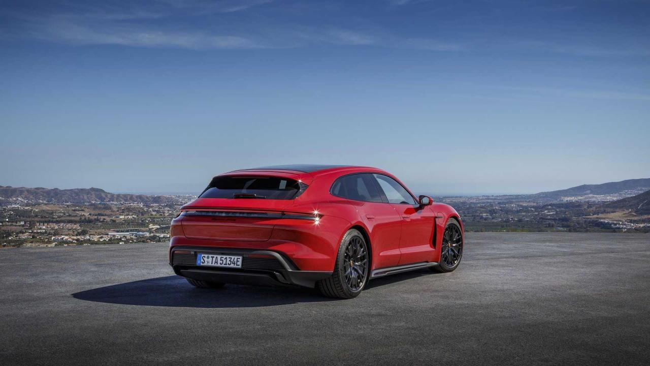 2022-porsche-taycan-gts-sport-turismo (5).jpg